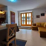 Kamena Kuca Sa Bazenom *