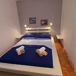 Kamena Kuca Sa Bazenom