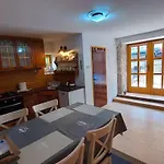 Kamena Kuca Sa Bazenom Case de vacanță *