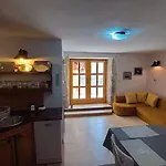 Kamena Kuca Sa Bazenom