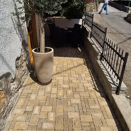 Kamena Kuca Sa Bazenom