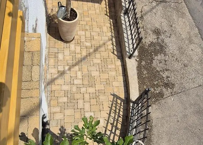 Kamena Kuca Sa Bazenom