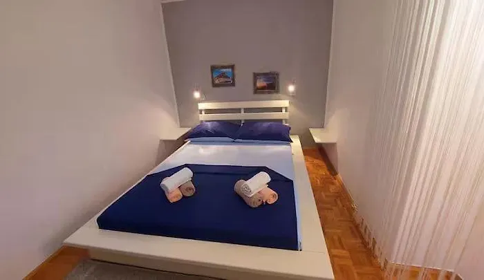Kamena Kuca Sa Bazenom
