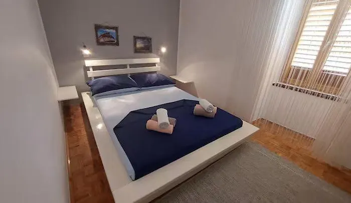 Dom wakacyjny Kamena Kuca Sa Bazenom *