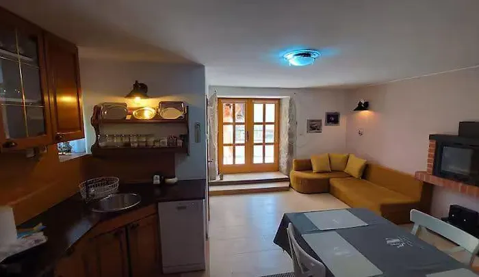 Kamena Kuca Sa Bazenom