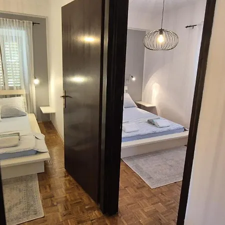 Kamena Kuca Sa Bazenom Feriehus *