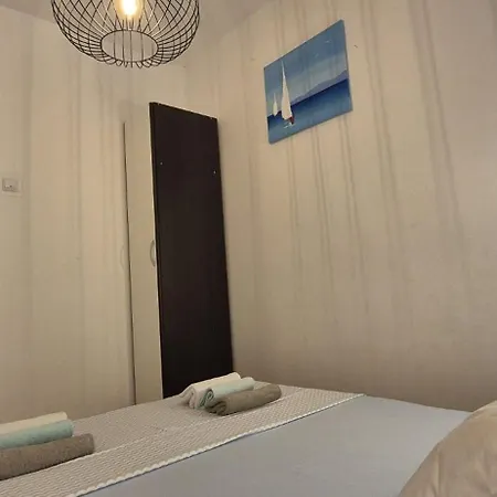 Feriehus Kamena Kuca Sa Bazenom *