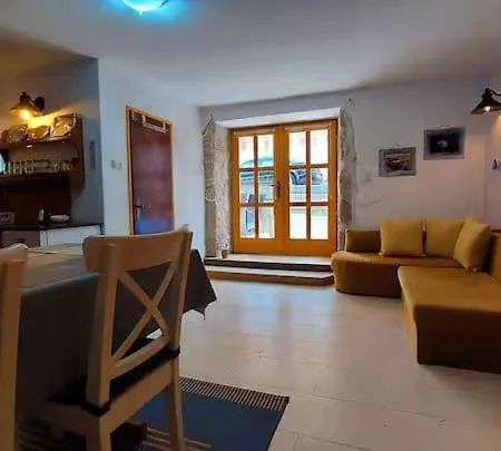 Kamena Kuca Sa Bazenom *