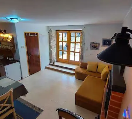 Kamena Kuca Sa Bazenom Feriehus *