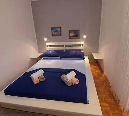 Kamena Kuca Sa Bazenom