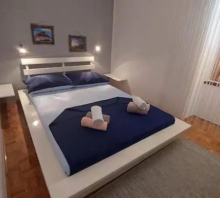 Feriehus Kamena Kuca Sa Bazenom *