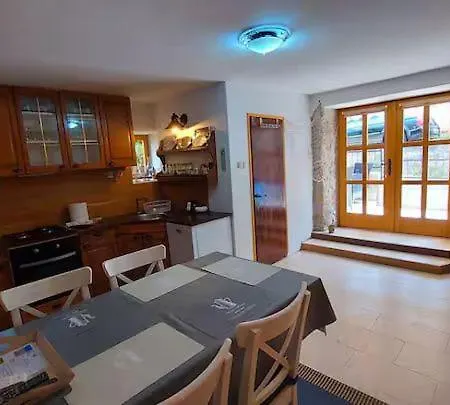 Kamena Kuca Sa Bazenom Feriehus *