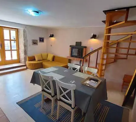 Feriehus Kamena Kuca Sa Bazenom *