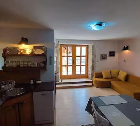 Kamena Kuca Sa Bazenom