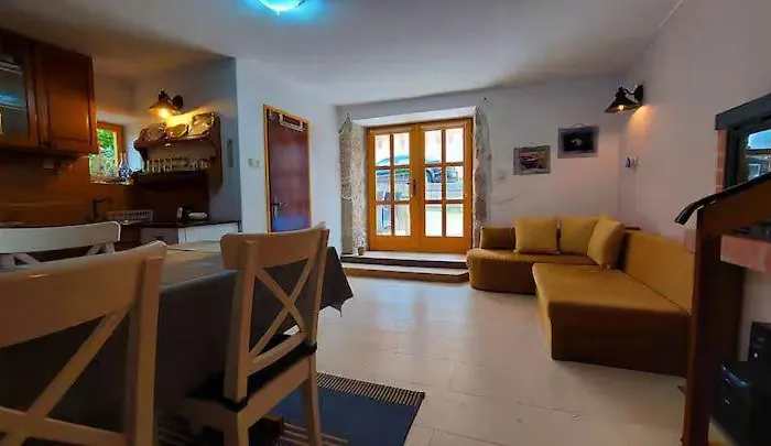 Kamena Kuca Sa Bazenom *